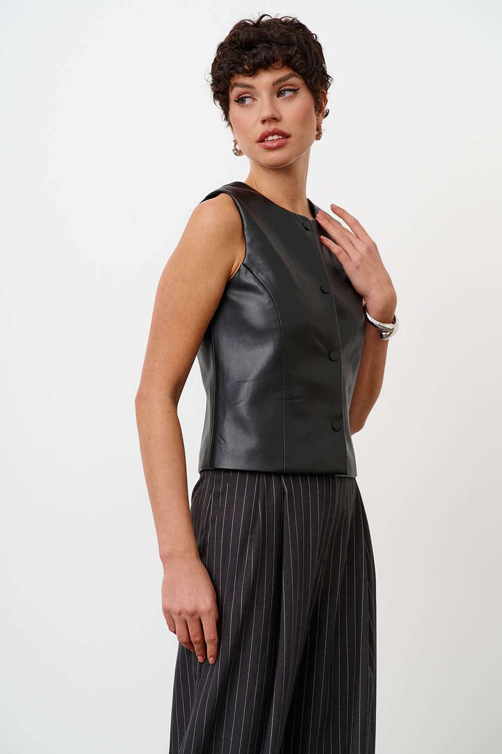 Жилетка из экокожи в минималистичном стиле черного цвета
