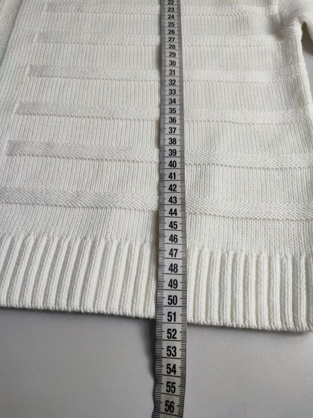 Свитер лаконичный 42 размер, новый