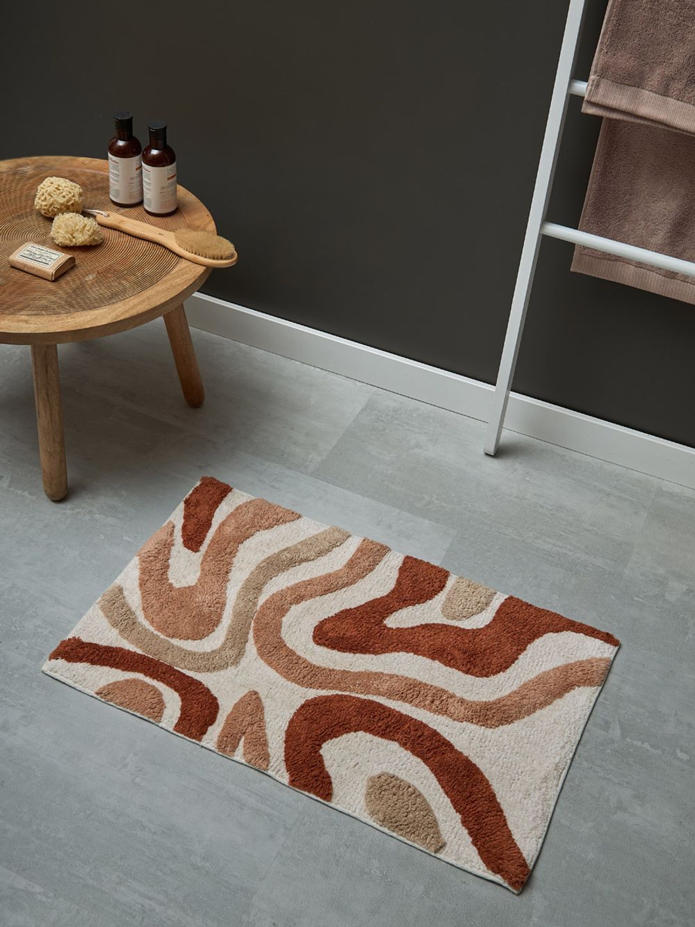 Коврик для ванной Flow терракотового цвета из коллекции Ethnic, 50x80 см