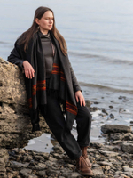 Шерстяной палантин с вышивкой (графит)