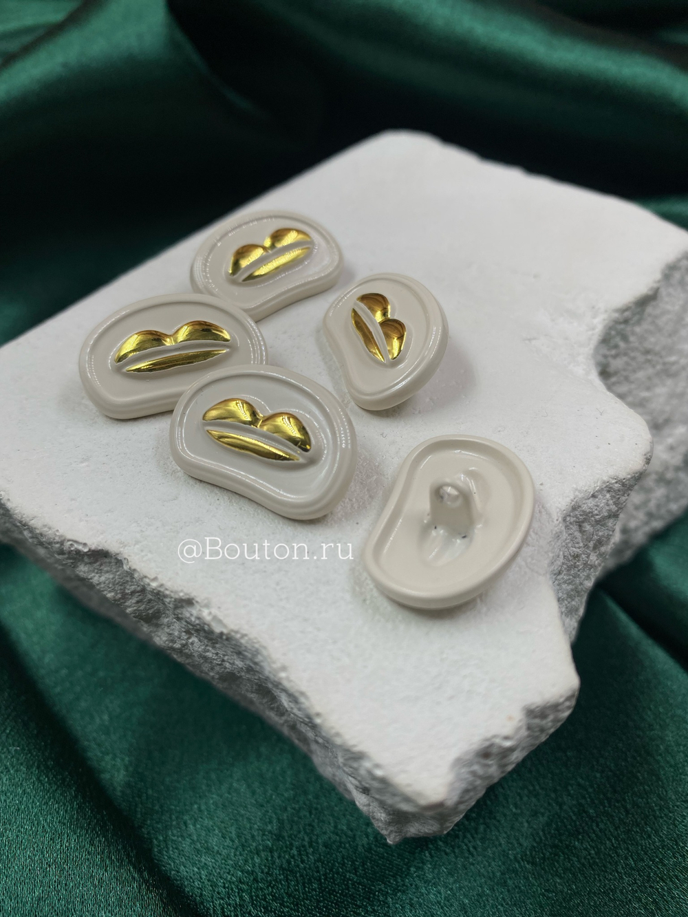 Пуговицы Скиапар. глянцевая золотистая "Губы" кремово-бежевая эмаль