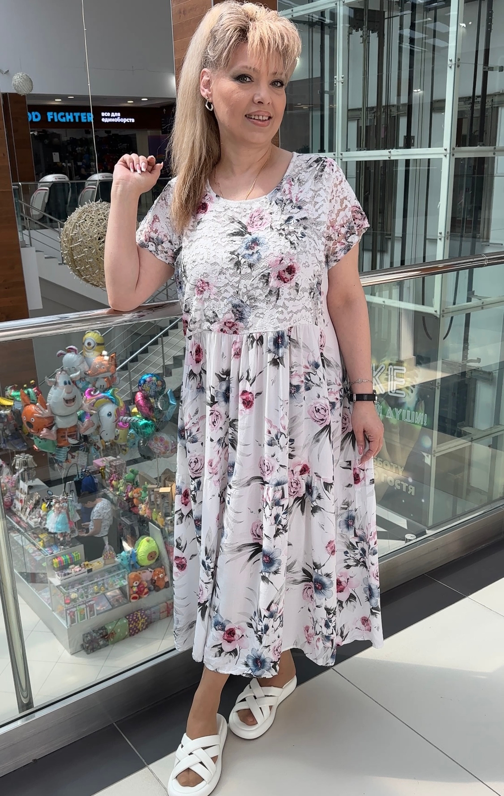 Нарядное цветное с гипюровой вставкой платье