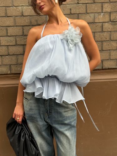 Объемный голубой топ из шифона с брошью