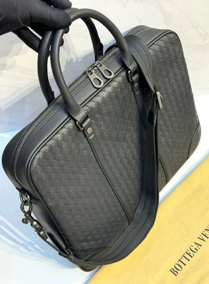 Кожаный портфель Bottega Veneta Intrecciato на молнии с плечевым ремнем