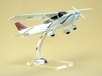 Модель самолета Cessna 172S (М1:32)