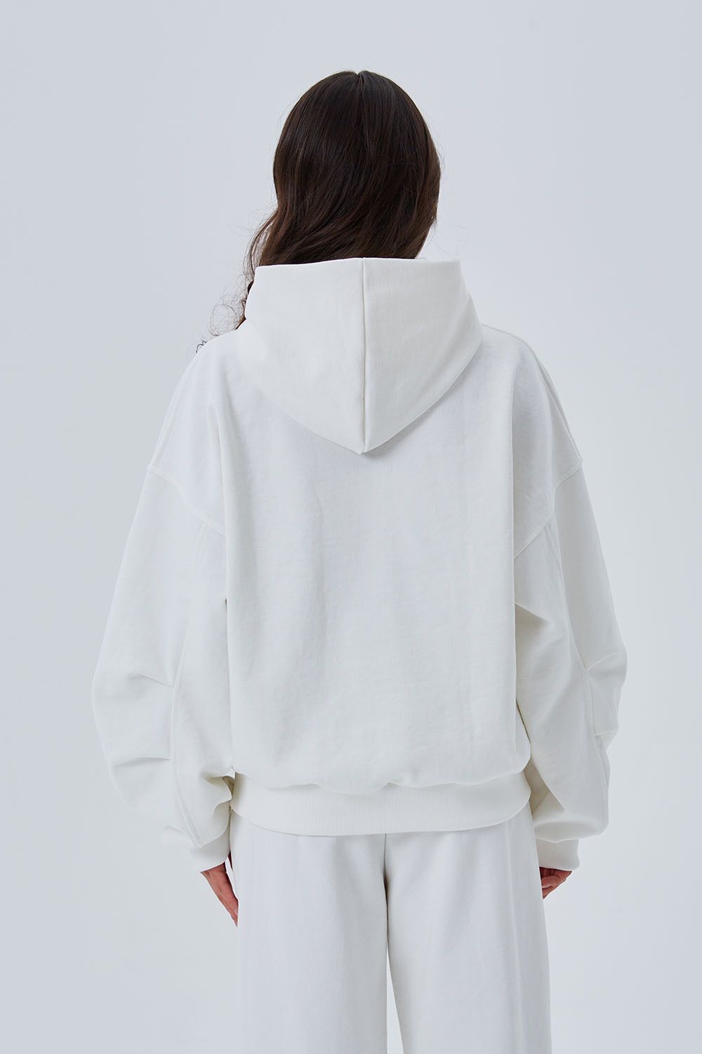 Худи на молнии с защипами на рукавах кремового цвета