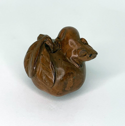 Нэцкэ Мышки на яблоке