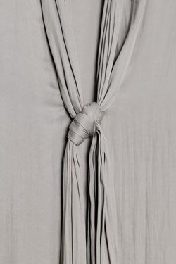 ZARA БЛУЗА С V-ОБРАЗНЫМ ВЫРЕЗОМ И ЗАВЯЗКАМИ — ZW COLLECTION, ЖЕМЧУЖНО-СЕРЫЙ