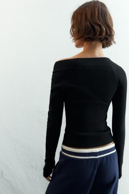 ZARA ФУТБОЛКА В РУБЧИК С ВЫРЕЗОМ «ЛОДОЧКА», ЧЕРНЫЙ