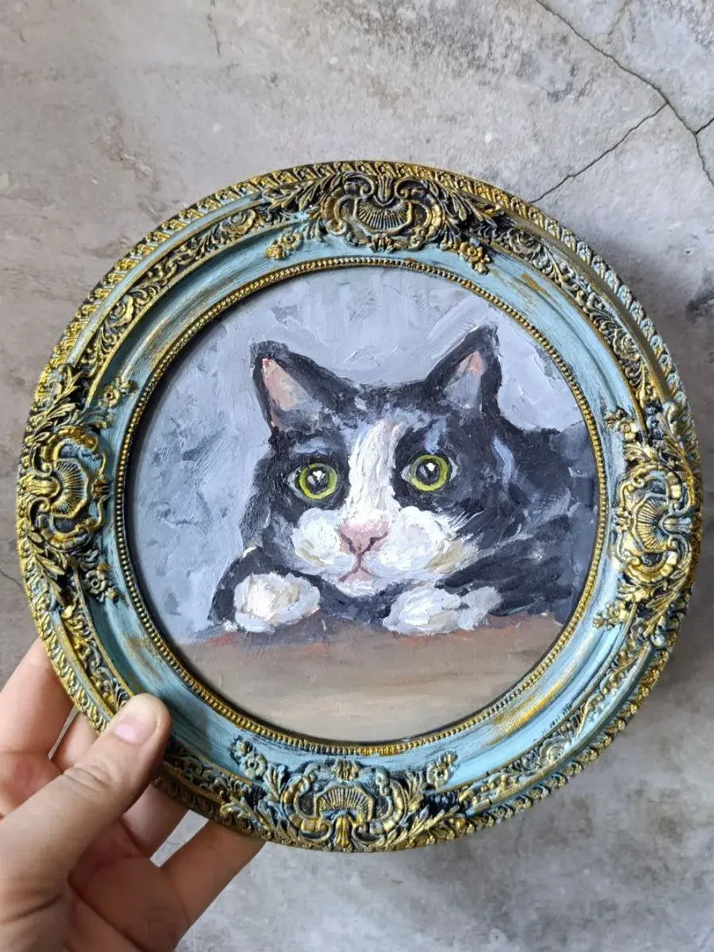 Картина в круглой рамке