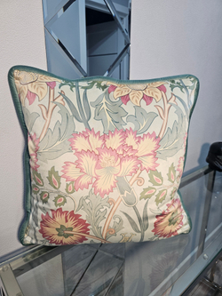 Бархатная подушка с дизайном по мотивам Уильяма Морриса