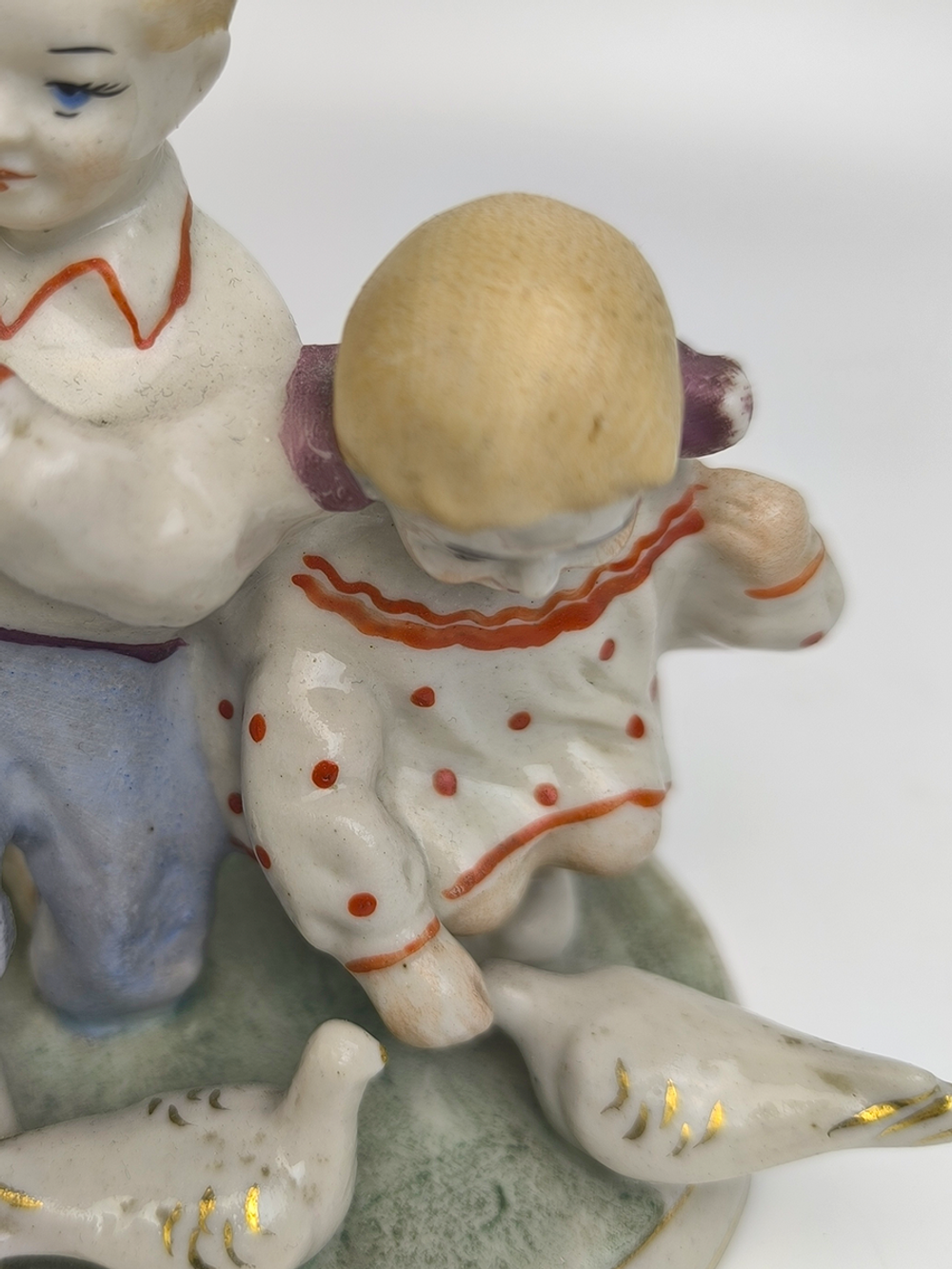 Фарфоровая статуэтка "Дети кормят голубей" Полонский ЗХК