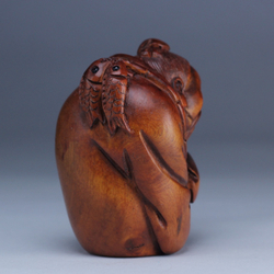 Нэцкэ Мужчина с рыбками на плече