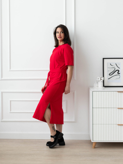 Платье спортивное с разрезами и поясом