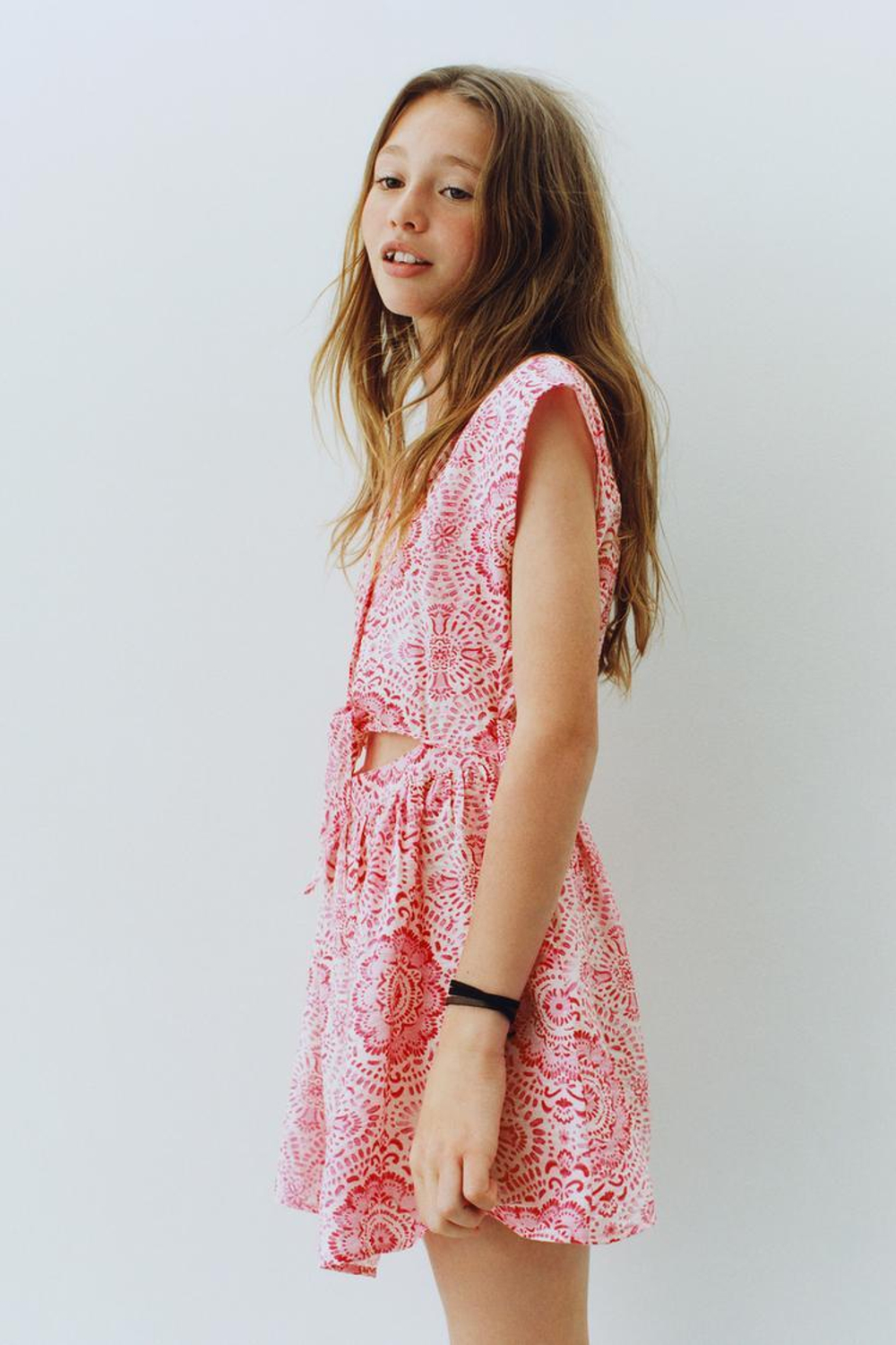 ZARA ПЛАТЬЕ С ПРИНТОМ, УЗЛОМ И ДЕКОРАТИВНЫМ ВЫРЕЗОМ, РОЗОВЫЙ