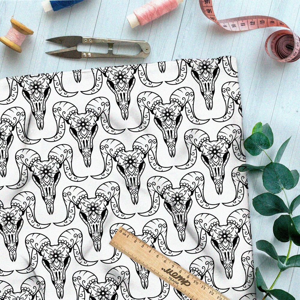 Ткань флис сахарные козьи черепа на белом фоне