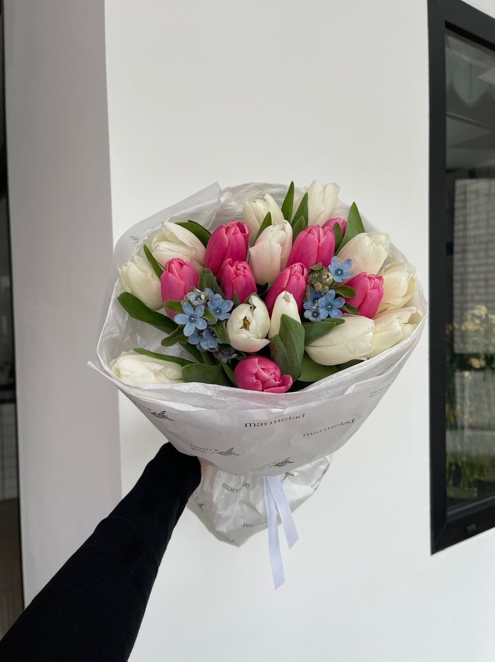 Букет из 21 тюльпана белого, розового цвета и незабудок