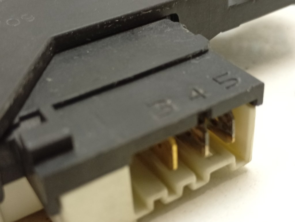 ARXL100 кт69 Блокировка люка для стиральной машины Hotpoint-Ariston DL-S1 б/у