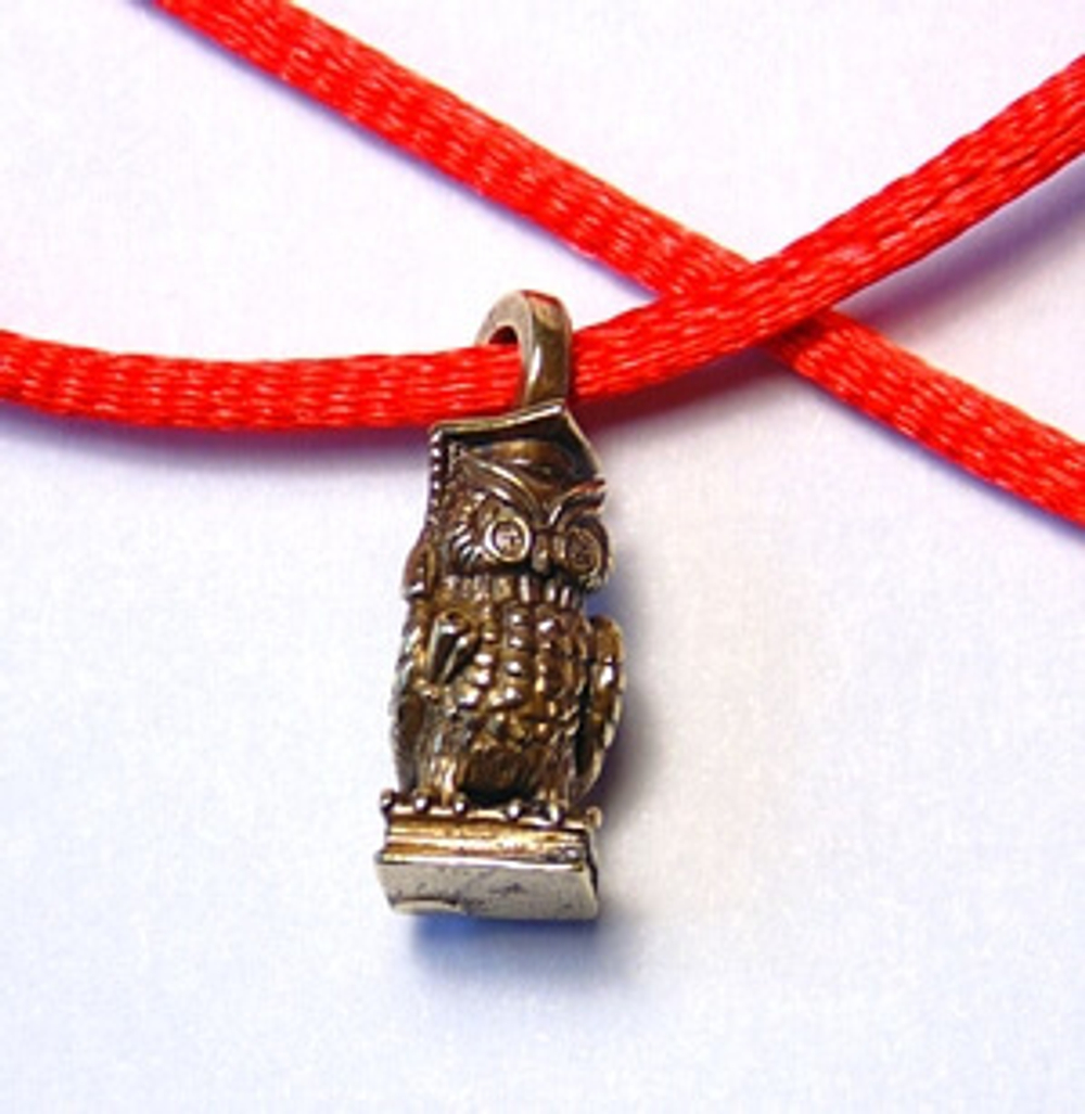 Красная нить с подвеской совой 2 см