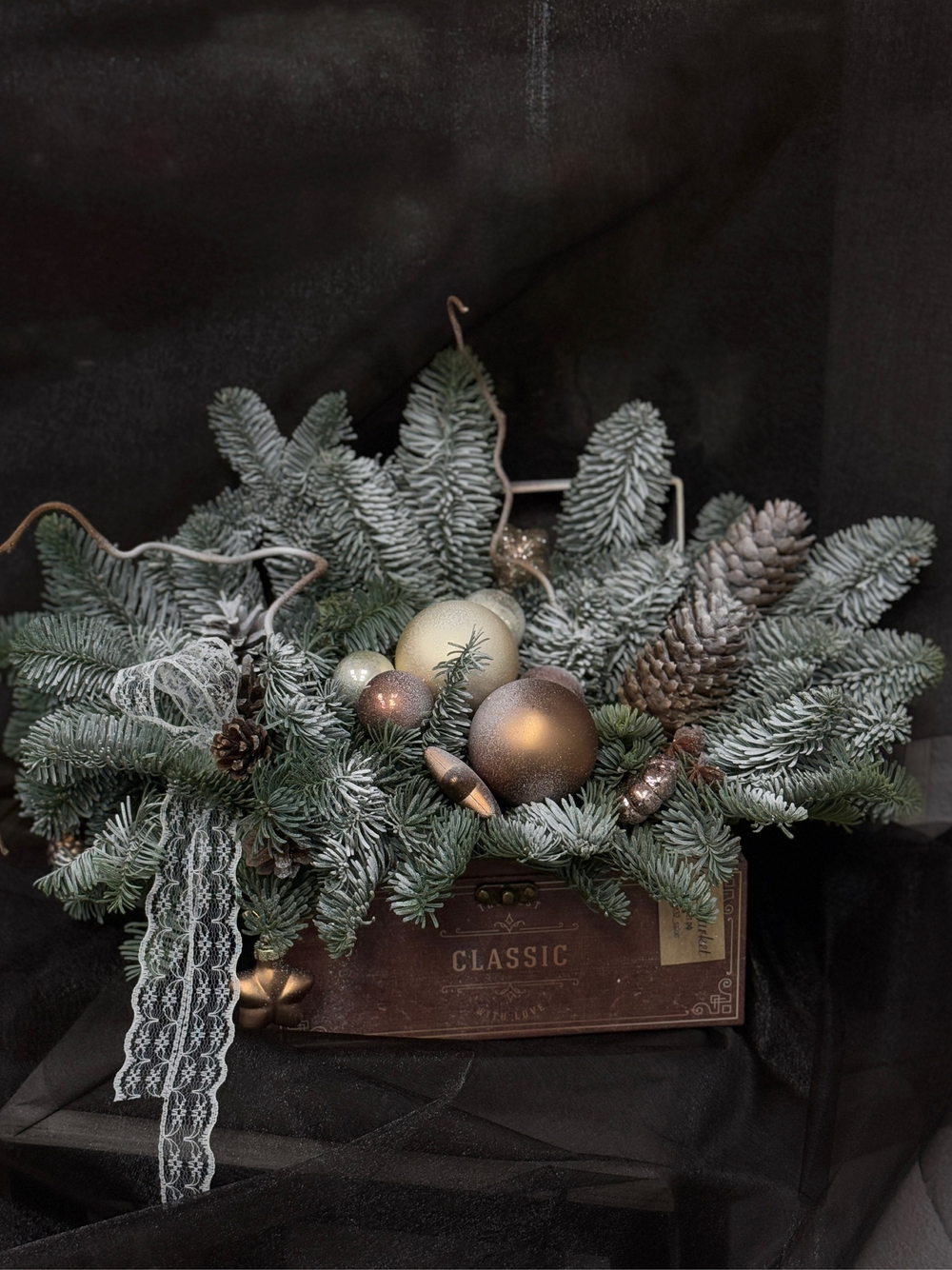 Композиция из ароматного нобилиса в винтажном сундуке