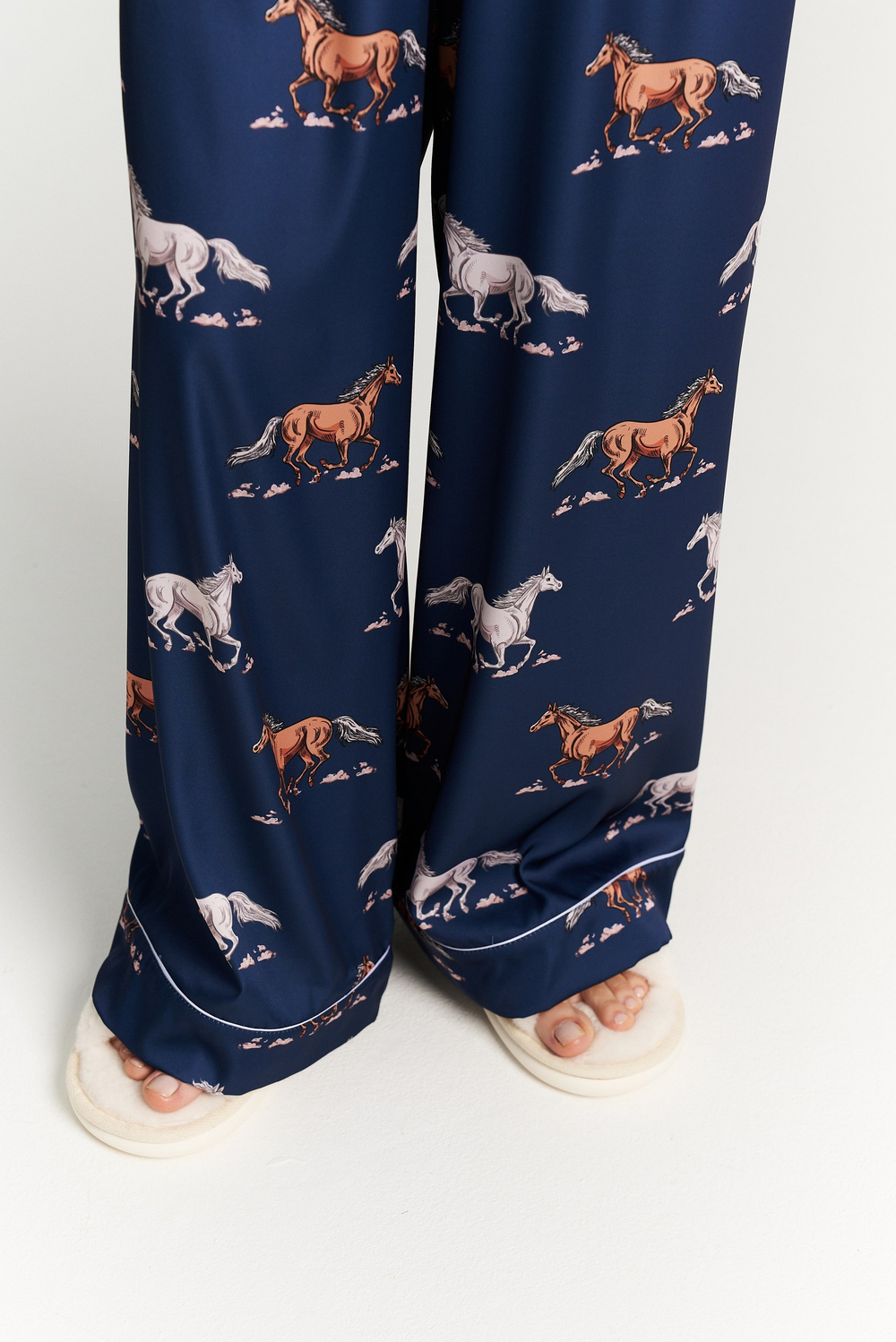 Костюм двойка с лошадьми - S размер