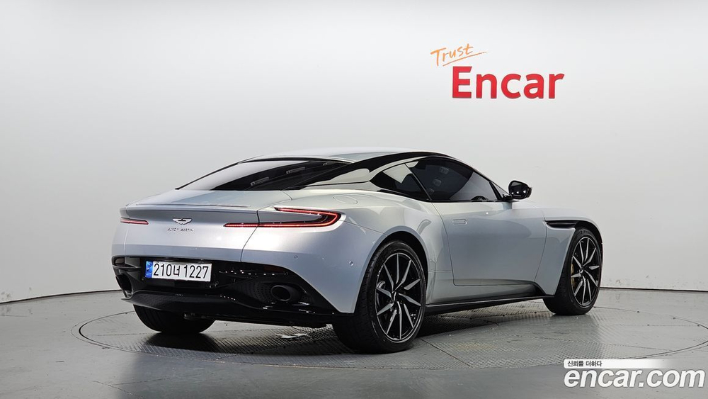 Aston Martin DB11 4.0 V8 Coupe (12.2020)