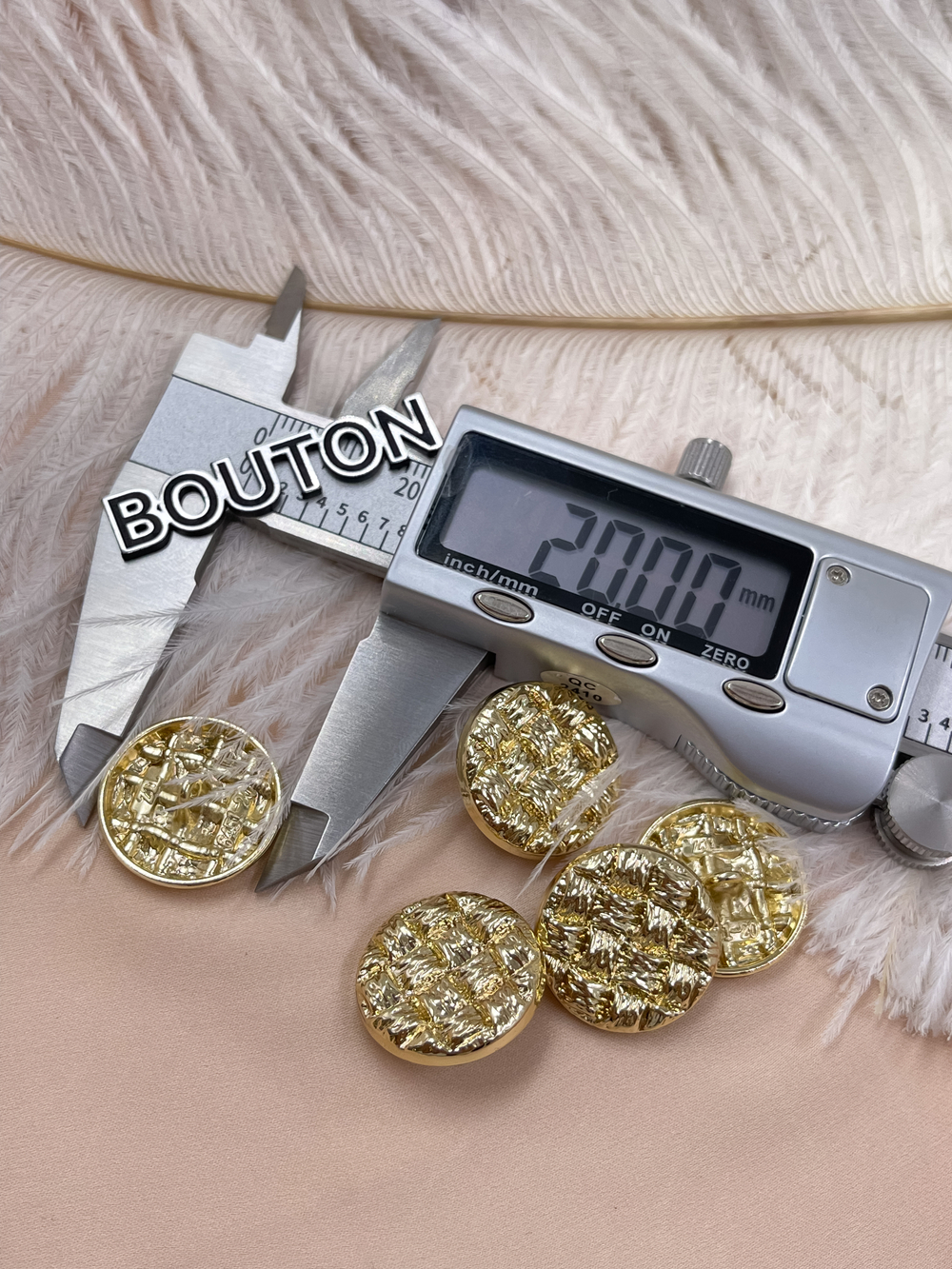 Пуговицы золотистые плоские плетеные