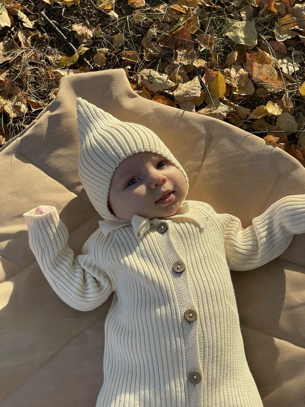 Вязаный комплект Комбинезон и чепчик, Молочный