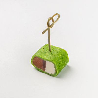 Рулетик из шпинатного блинчика со сливочном сыром и семгой 16 шт