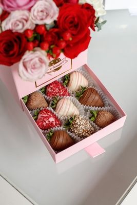 Шкатулка с цветами и клубникой в шоколаде "Нежный поцелуй"