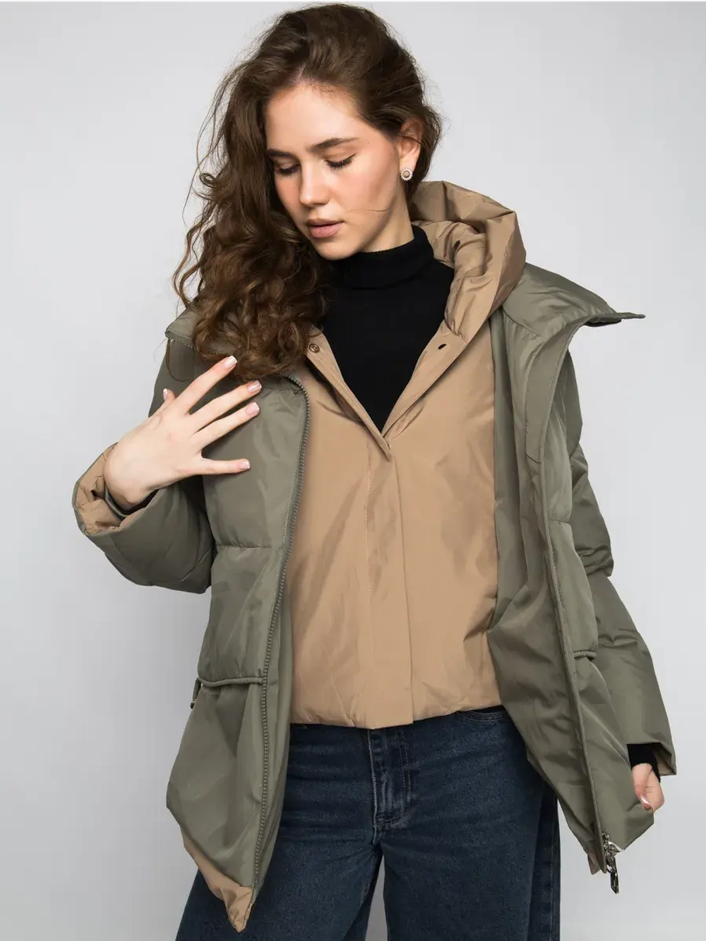 Короткая куртка утепленная с капюшоном