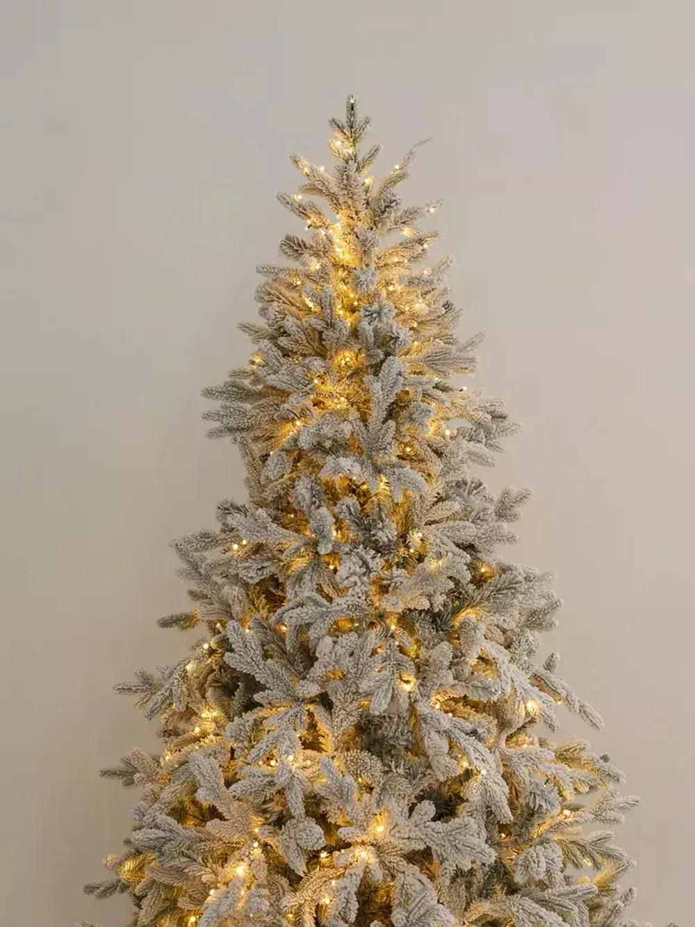 Заснеженная ель с гирляндой «Россо» теплый свет (Литая+пвх) 180 см / 1,8 м