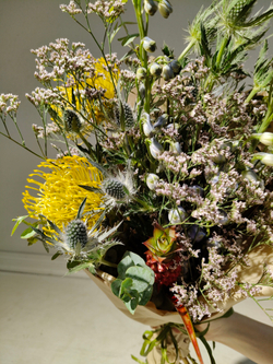 Летний солнечный букет с танацетумом и ароматными пионами Сара Бернард (С0034)