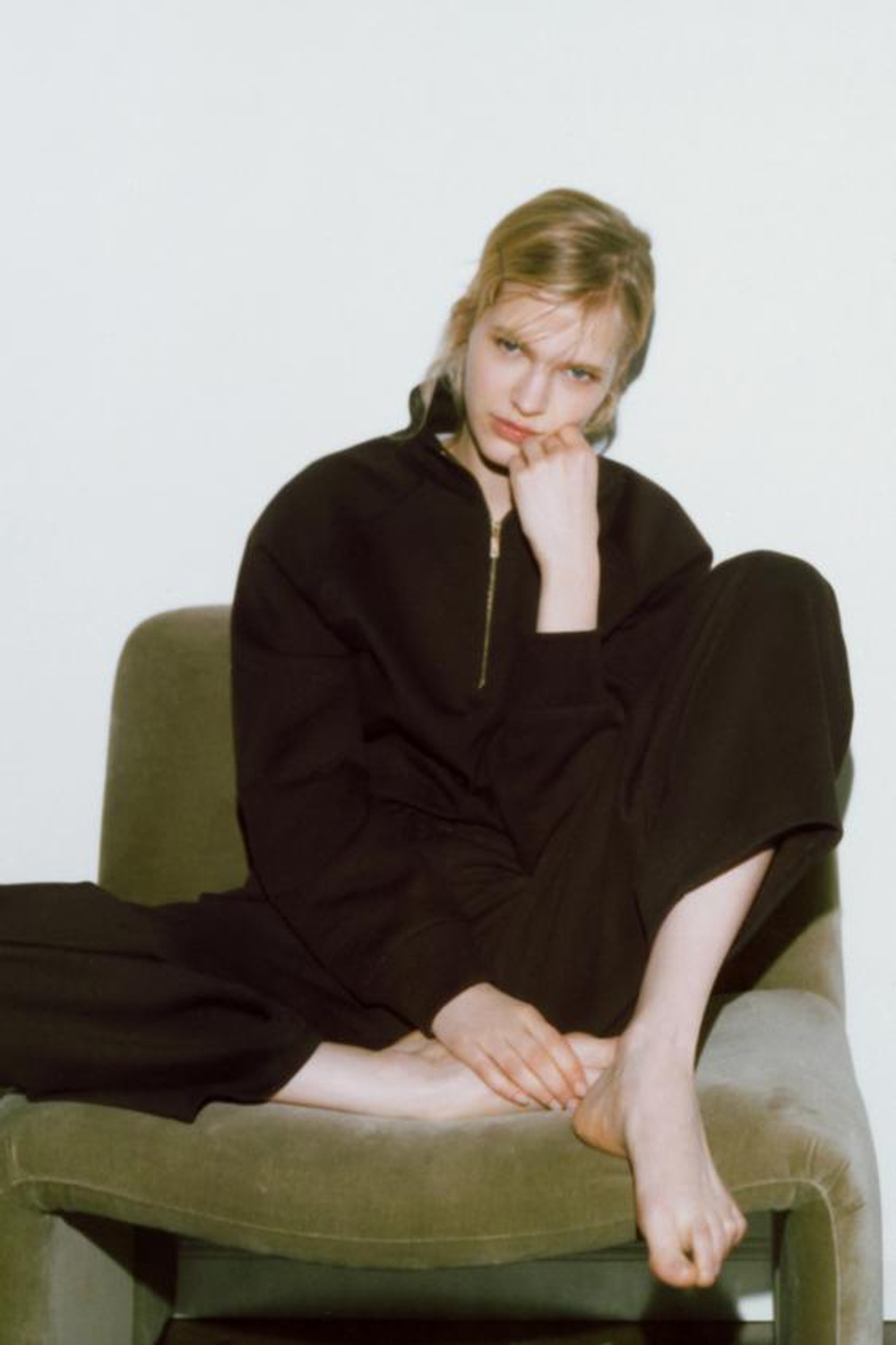 ZARA БРЮКИ ИЗ МЯГКОЙ ТКАНИ С НАШИВКОЙ, КОРИЧНЕВЫЙ