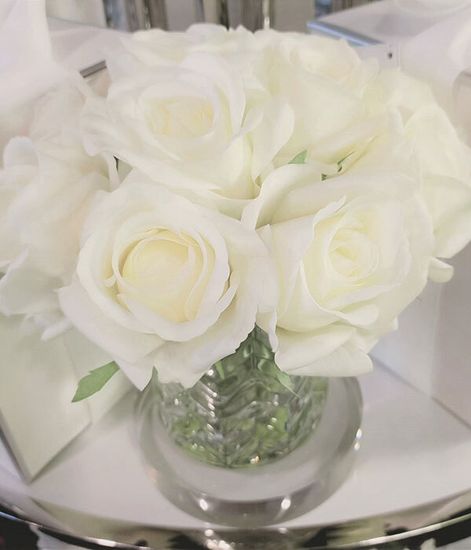 Букет роз цвета слоновая кость в прозрачной вазе "ёлочка", Cote Noire