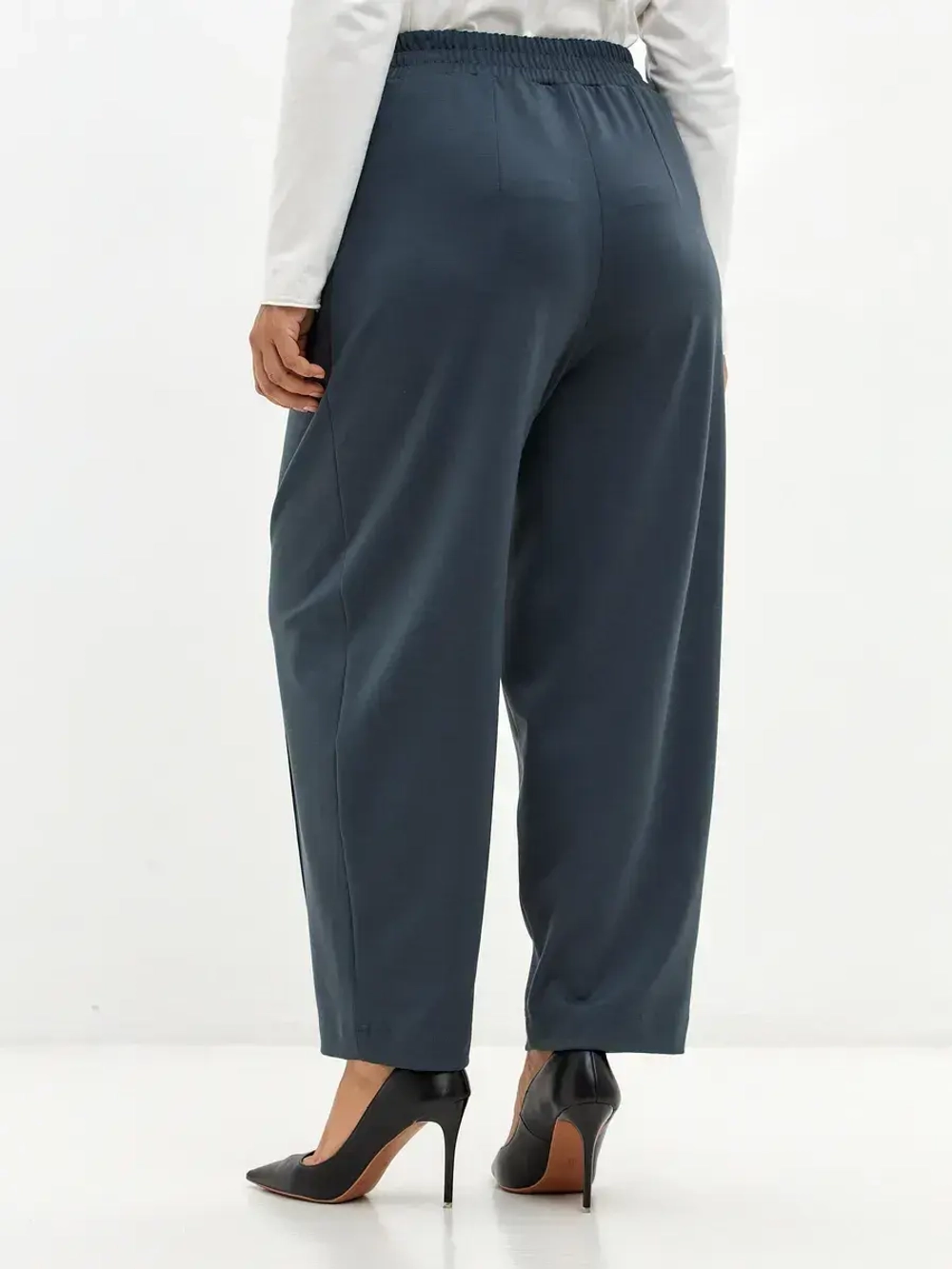 Брюки бананы со стрелками графит