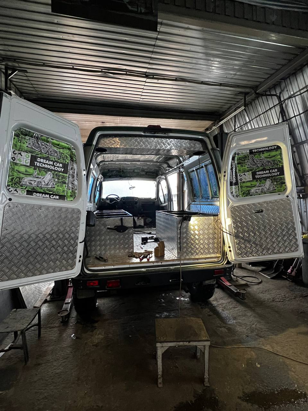 Алюминиевая обшивка кузова и салона &mdash; стиль, защита и практичность в одном решении