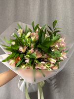 Букет из Альстромерии и Рускуса