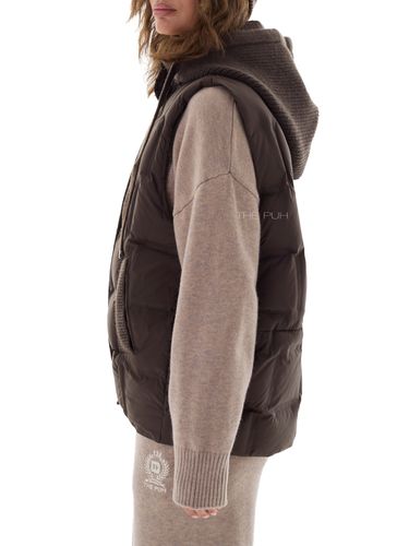 Шоколадный пуховый жилет с вязаным капюшоном