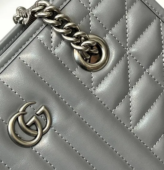 Маленькая сумка-тоут Gucci GG Marmont серый