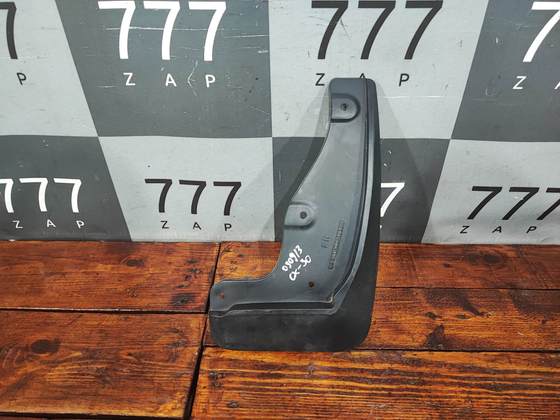 Брызговик передний правый Mazda CX-30 19-нв Б/У Оригинал 8300771858