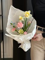 Букет из нарциссов, диантусов, гиацинта, окиспеталума и веток прунуса