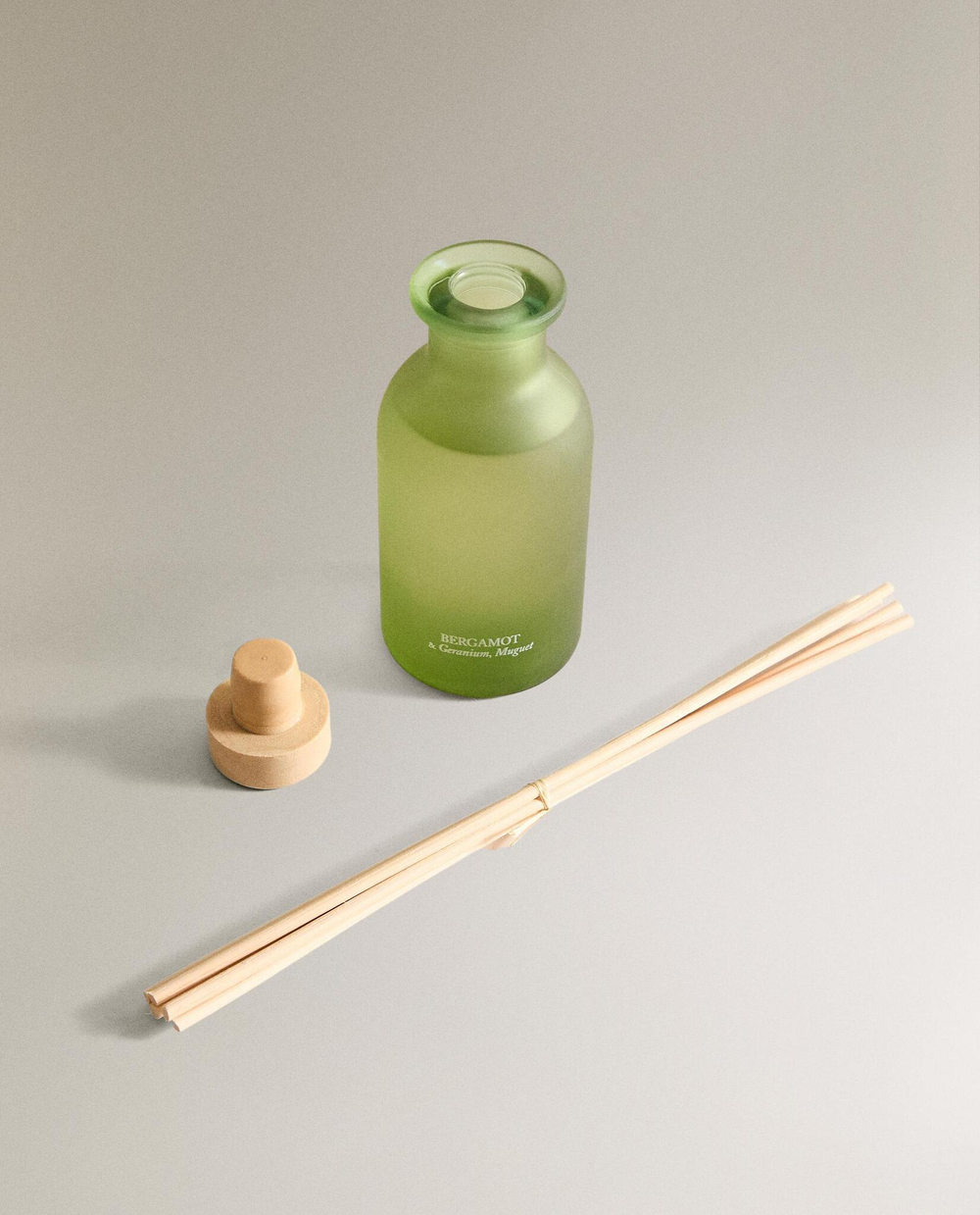Zara Home BERGAMOT & GERANIUM, MUGUET — ароматический диффузор с тростниковыми палочками, Бергамот и Герани, 195 мл