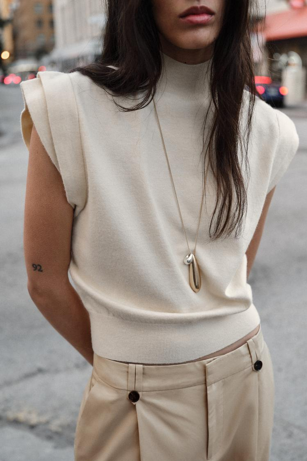 ZARA ТРИКОТАЖНЫЙ ТОП, ЦВЕТ СЛОНОВОЙ КОСТИ