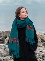 Шерстяной палантин с вышивкой