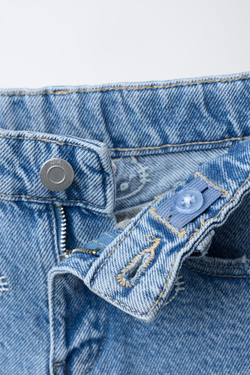 ZARA ДЖИНСОВЫЕ БЕРМУДЫ С ВЫШИВКОЙ HELLO KITTY ©, СИНИЙ