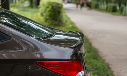 Спойлер узкий крышки багажника