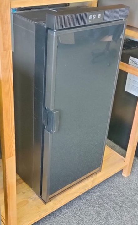 Холодильник встраиваемый компрессорный Sanjo RCN90L (12/24В)