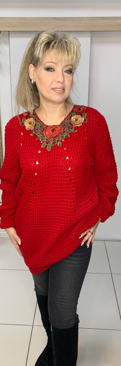 Теплый красный свитер крупной вязки
