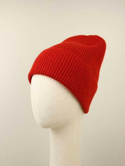 Шапка вязаная "Прогулка с корги", 100% шерсть ягнёнка, цвет красный.
